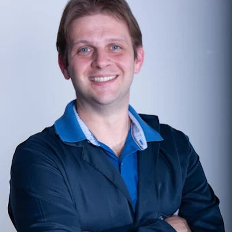 Dr. Douglas Luíz Araujo, cirurgião-dentista da Odontologia Vila C