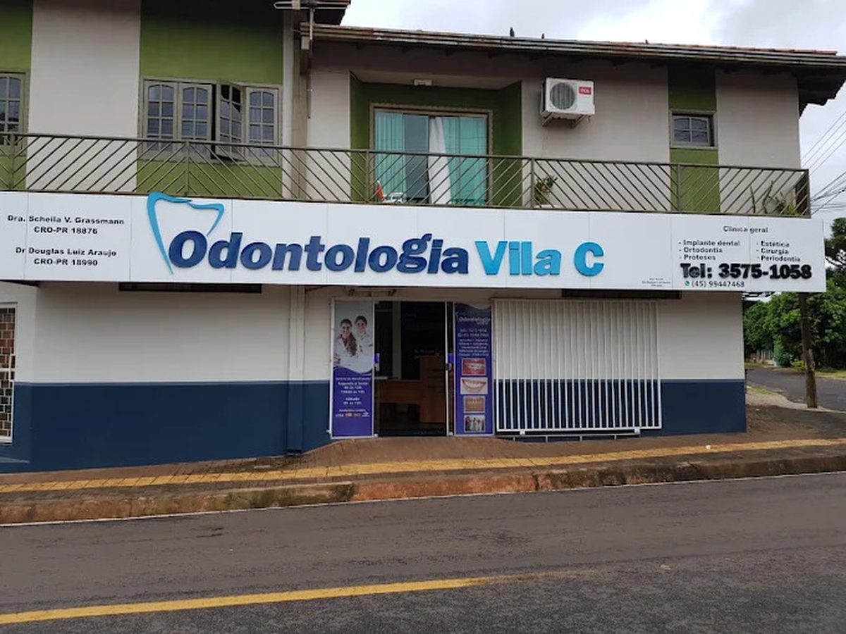 Fachada da Odontologia Vila C na Rua São Paulo, em Foz do Iguaçu, com a placa da clínica